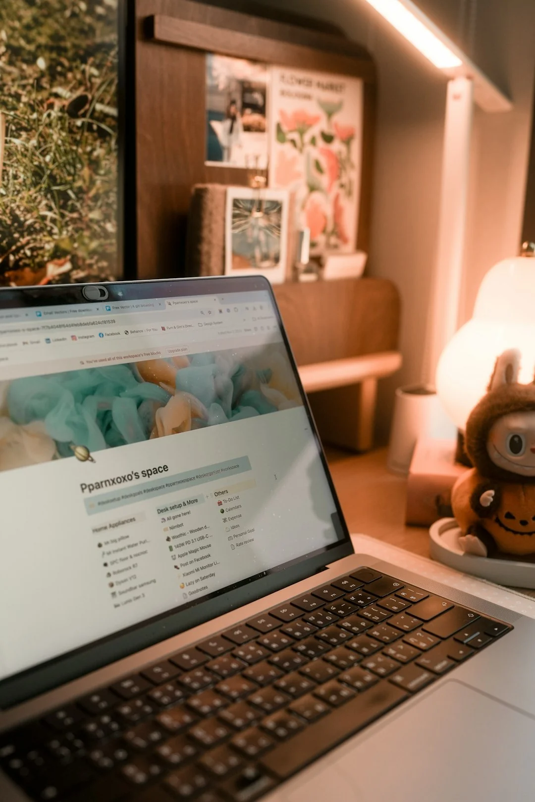 Un espace de travail contemporain mettant en scène un ordinateur portable, une tablette et des smartphones, parfait pour un usage technologique et en freelance.